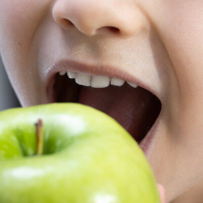 Kindermund mit Apfel