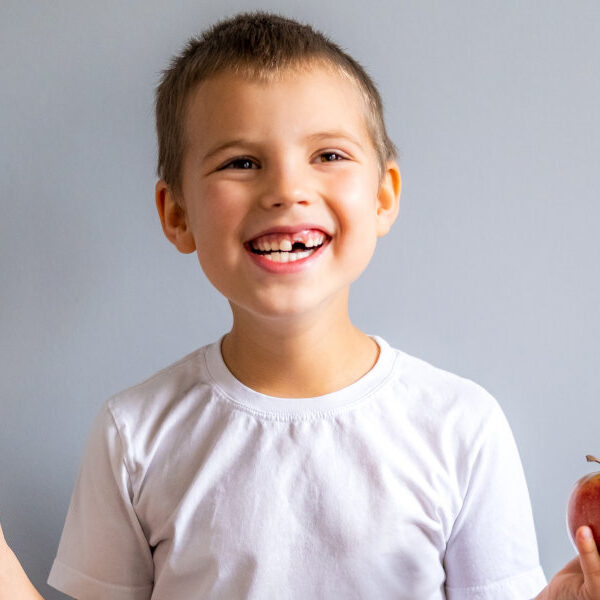 Junge mit Zahnbürste beim Zahnarzt für Kinder