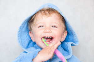 Zahnarzt für Kinder - Kind putzt sich die Zähne
