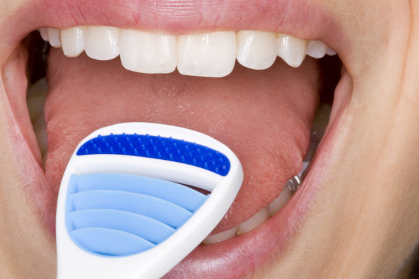 Zungenreinigung zur Mundgeruch-Bekämpfung